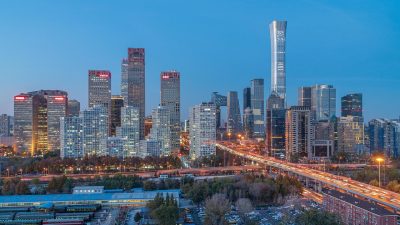 主播女孩重度依赖第四章封面，线下初见场景，咖啡店温馨日光氛围